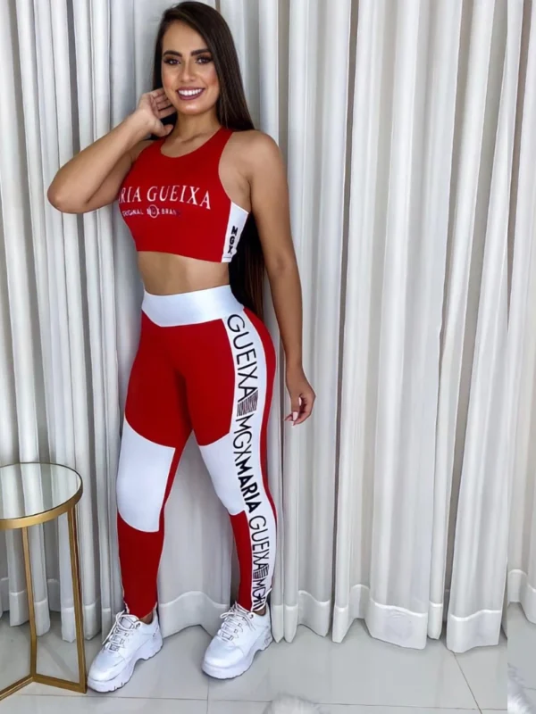 Conjunto Maria Gueixa em vermelho e branco, com calça legging cintura alta e top cropped, sendo usado por uma mulher em ambiente de treino