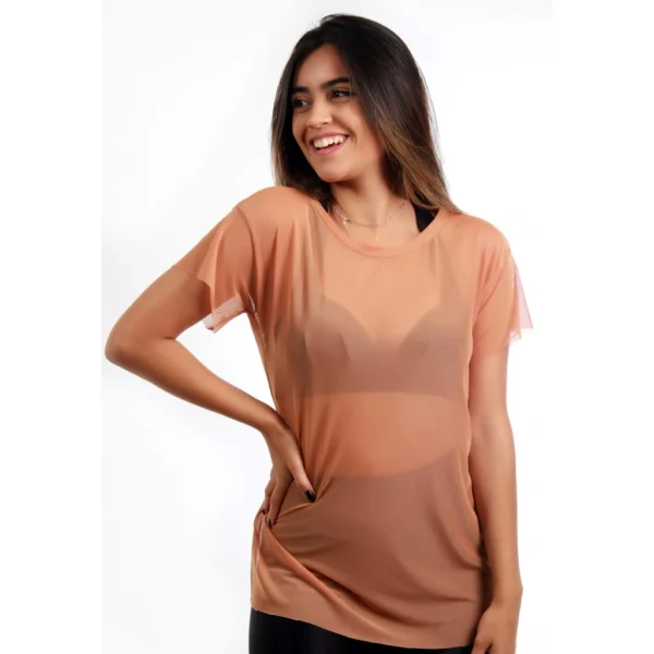 Mulher usando Blusa Feminina de Tule Transparente para Academia