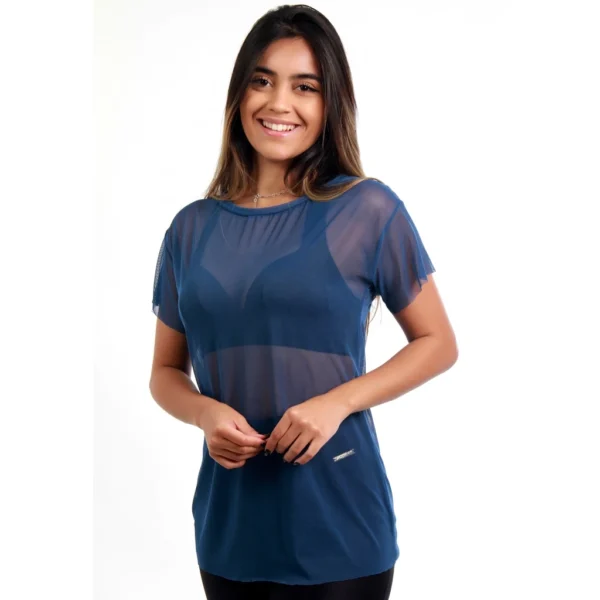 Mulher vestindo blusa de tule azul marinho perfeita para academia e atividades físicas