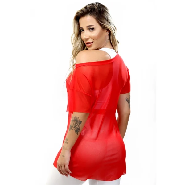 Vista traseira de uma mulher usando blusa vermelha de tule transparente ideal para sobreposição