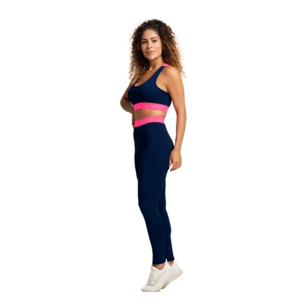 Vista lateral de conjunto fitness feminino Massam com legging e top de compressão, sem transparência, na cor marinho com detalhe neon pink.