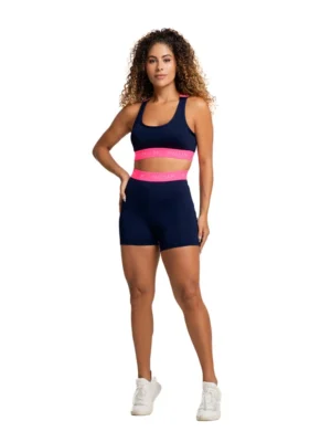 Mulher vestindo conjunto academia feminino Massam com short e top em neon marinho e pink, ideal para treinos.