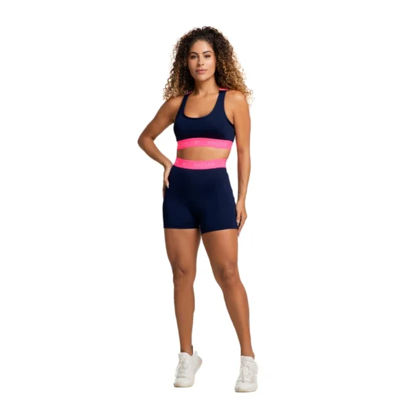 Mulher vestindo conjunto academia feminino Massam com short e top em neon marinho e pink, ideal para treinos.