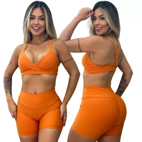 Conjunto fitness feminino laranja vibrante, com top de decote em V e short cós alto, valorizando as curvas e perfeito para treinos intensos.