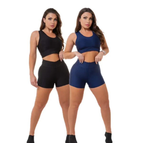 Modelos com conjunto fitness feminino composto de short e top nas cores preto e azul, ideal para treinos e exercícios físicos.