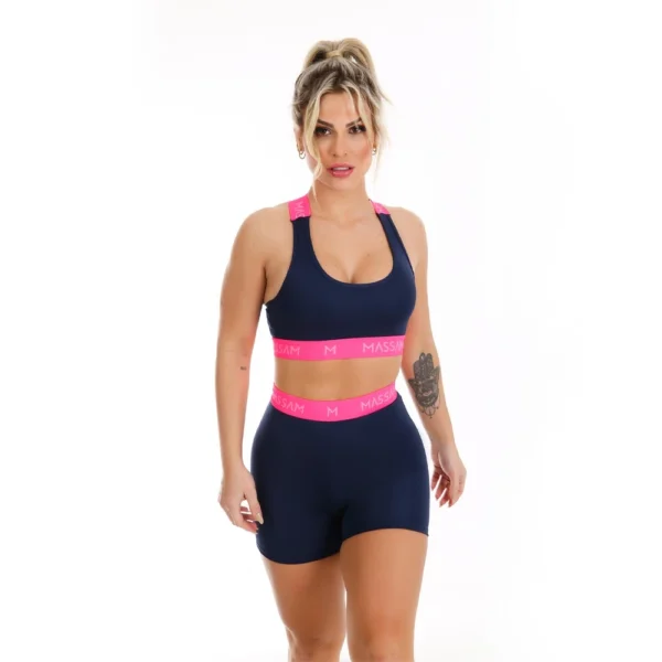 Modelo vestindo conjunto fitness feminino Massam, com top e short de compressão leve e proteção UV50+ para treinos ao ar livre.