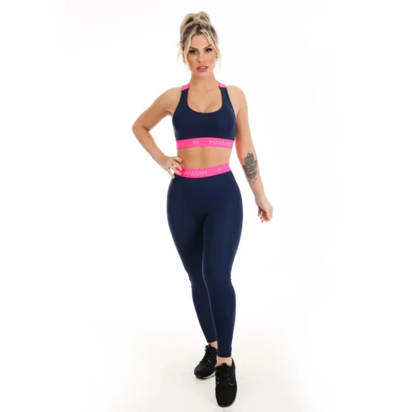 Modelo vestindo conjunto Massam Fitness, com legging de compressão e top neon pink, ideal para academia e atividades ao ar livre com proteção UV50+.