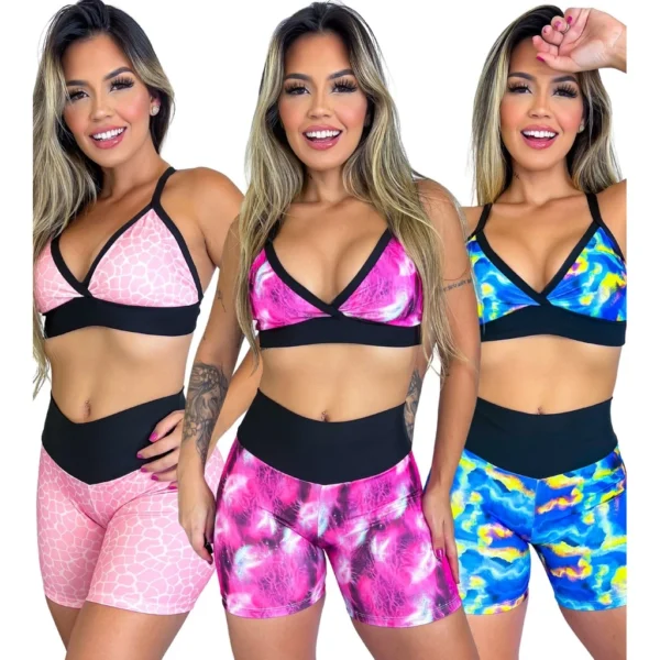 Conjunto fitness feminino estampado, com top e short cós alto, nas cores rosa, pink e azul, perfeito para treinos e atividades físicas.